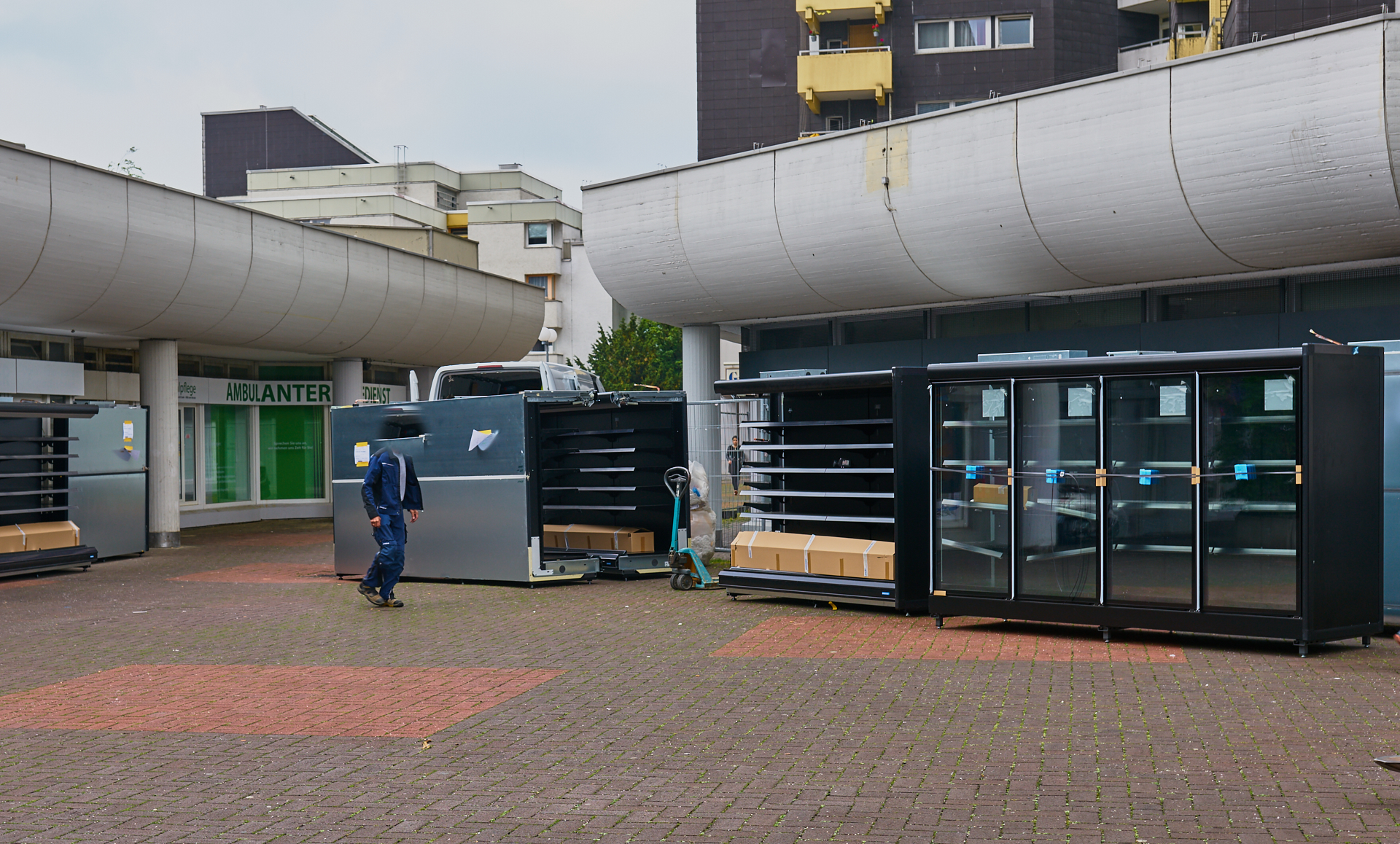 Die Regale für unser neuen EDEKA-Einkaufsmarkt werden geliefert. Die Regale für unser neuen EDEKA-Einkaufsmarkt werden geliefert.