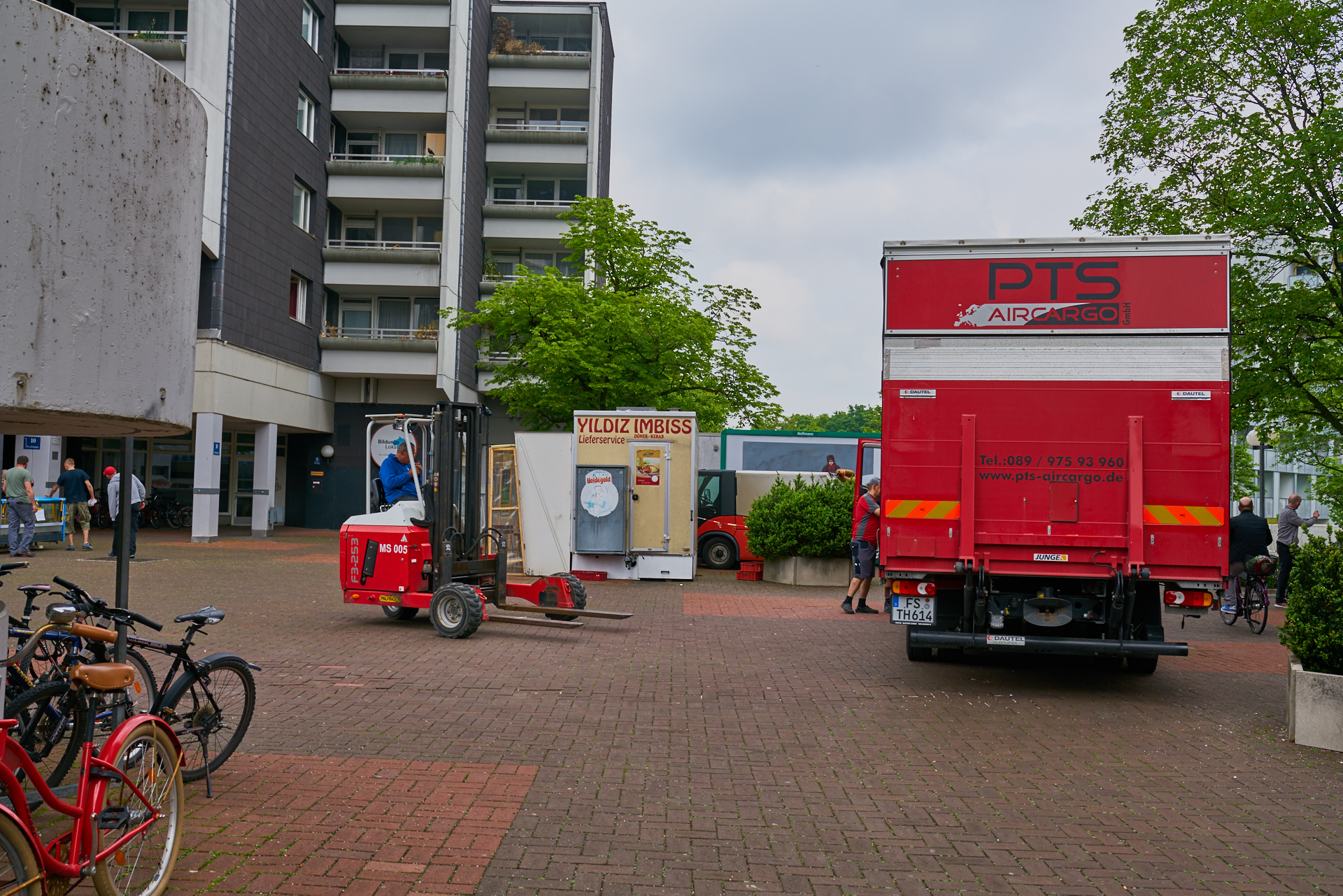 Die Regale für unser neuen EDEKA-Einkaufsmarkt werden geliefert. Die Regale für unser neuen EDEKA-Einkaufsmarkt werden geliefert.