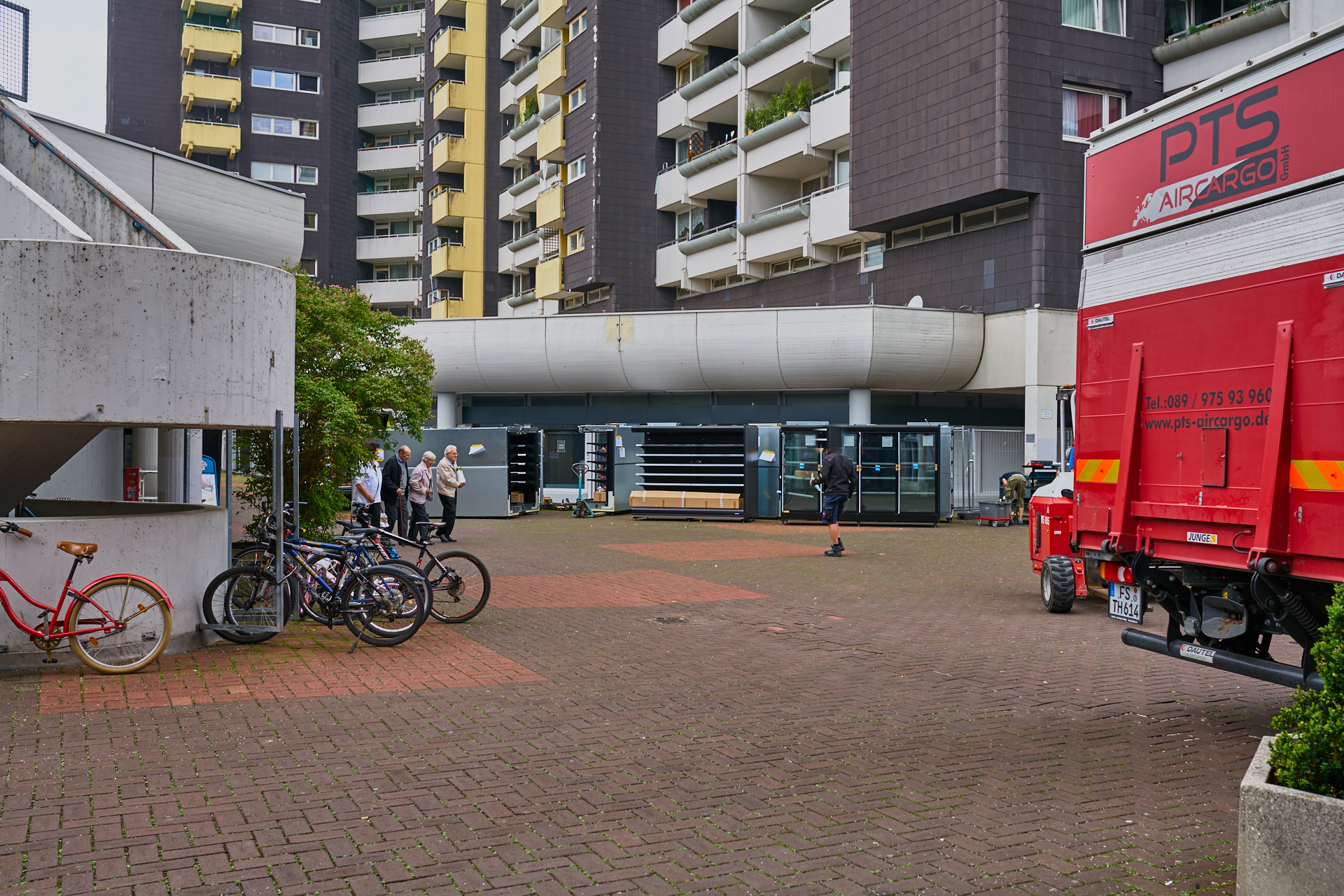Die Regale für unser neuen EDEKA-Einkaufsmarkt werden geliefert. Die Regale für unser neuen EDEKA-Einkaufsmarkt werden geliefert.