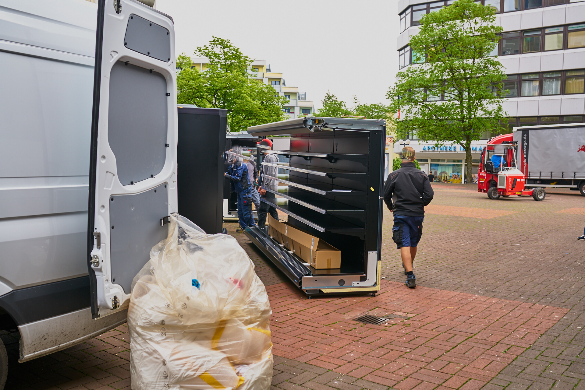 Die Regale für unser neuen EDEKA-Einkaufsmarkt werden geliefert. Die Regale für unser neuen EDEKA-Einkaufsmarkt werden geliefert.