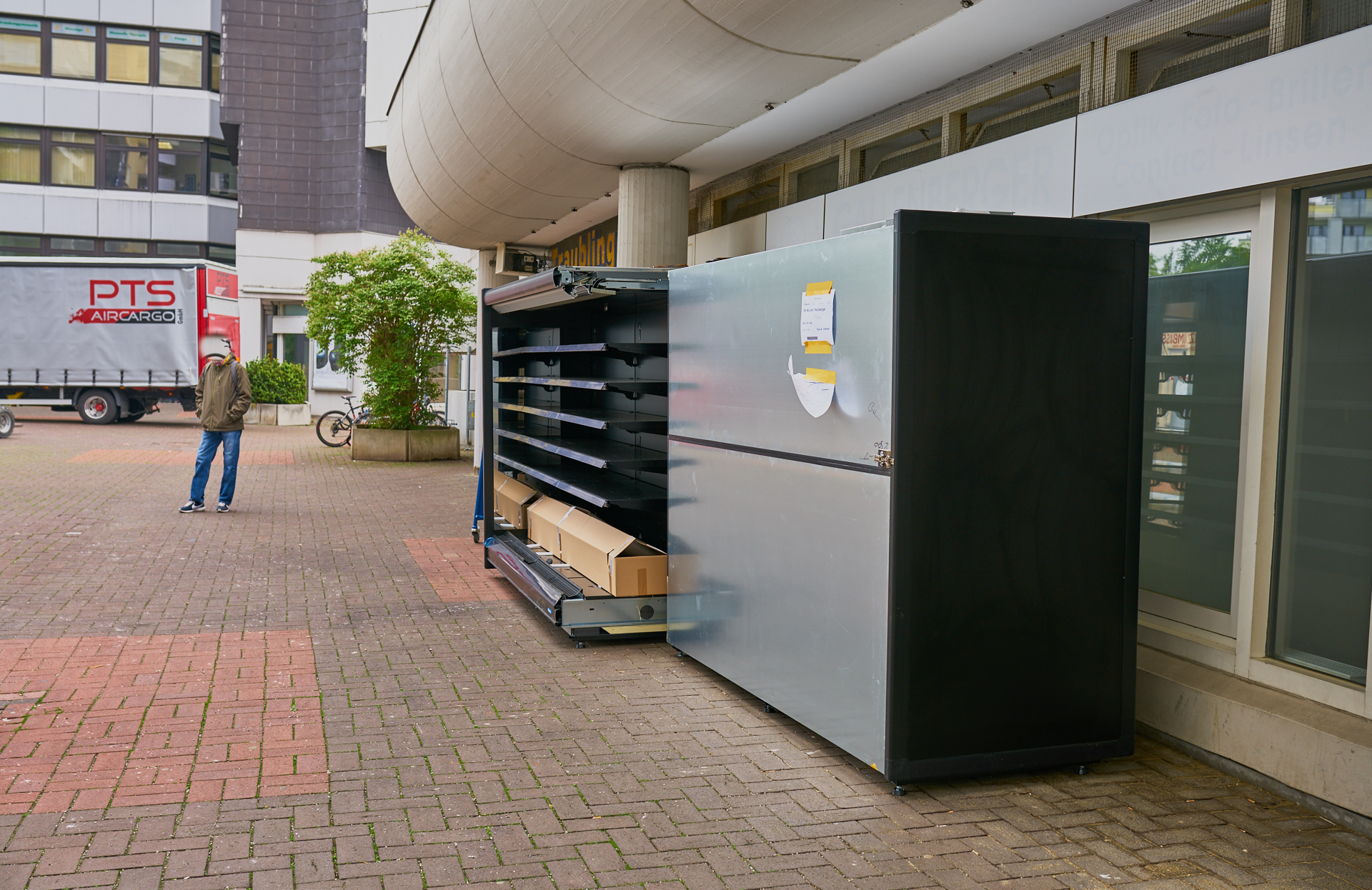 Die Regale für unser neuen EDEKA-Einkaufsmarkt werden geliefert. Die Regale für unser neuen EDEKA-Einkaufsmarkt werden geliefert.