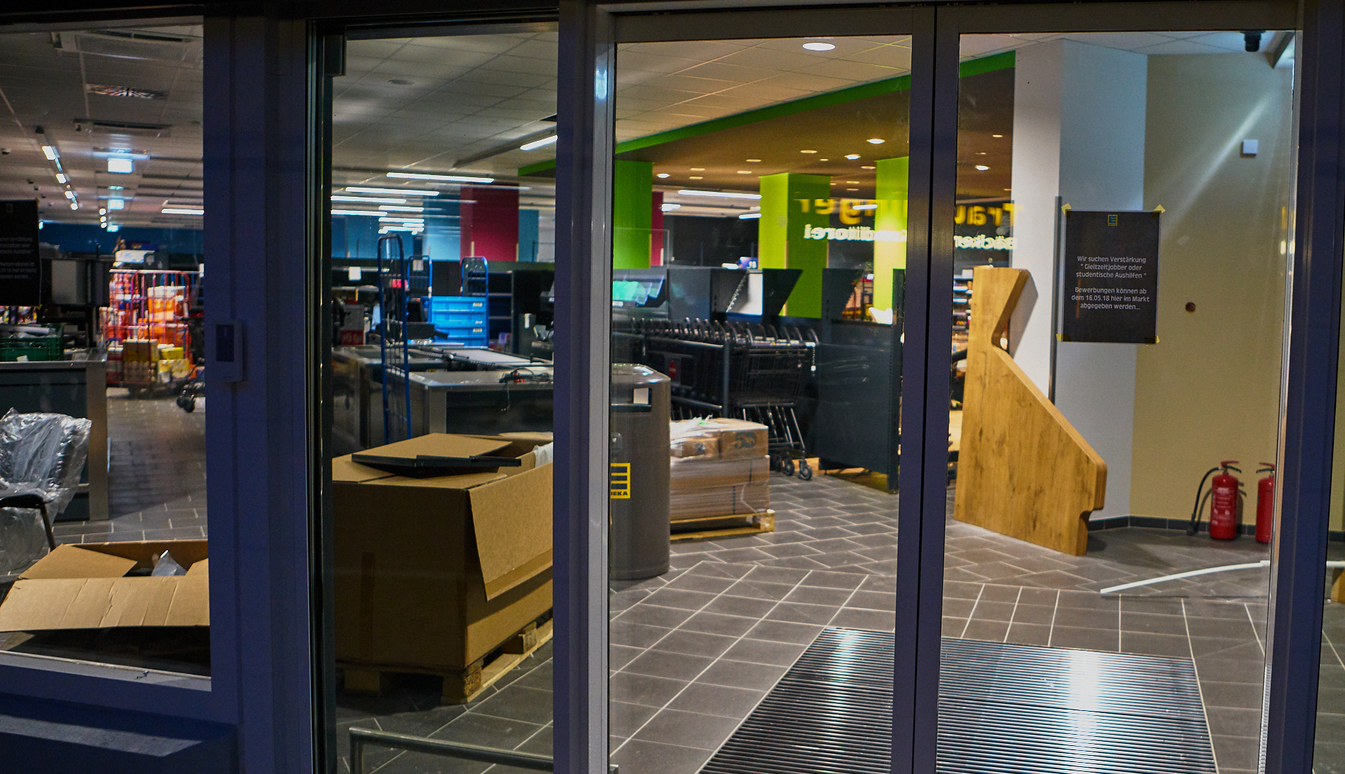 EDEKA-Sanierung im Marx-Zentrum. Ein neuer Laden entsteht. EDEKA-Sanierung im Marx-Zentrum. Ein neuer Laden entsteht.