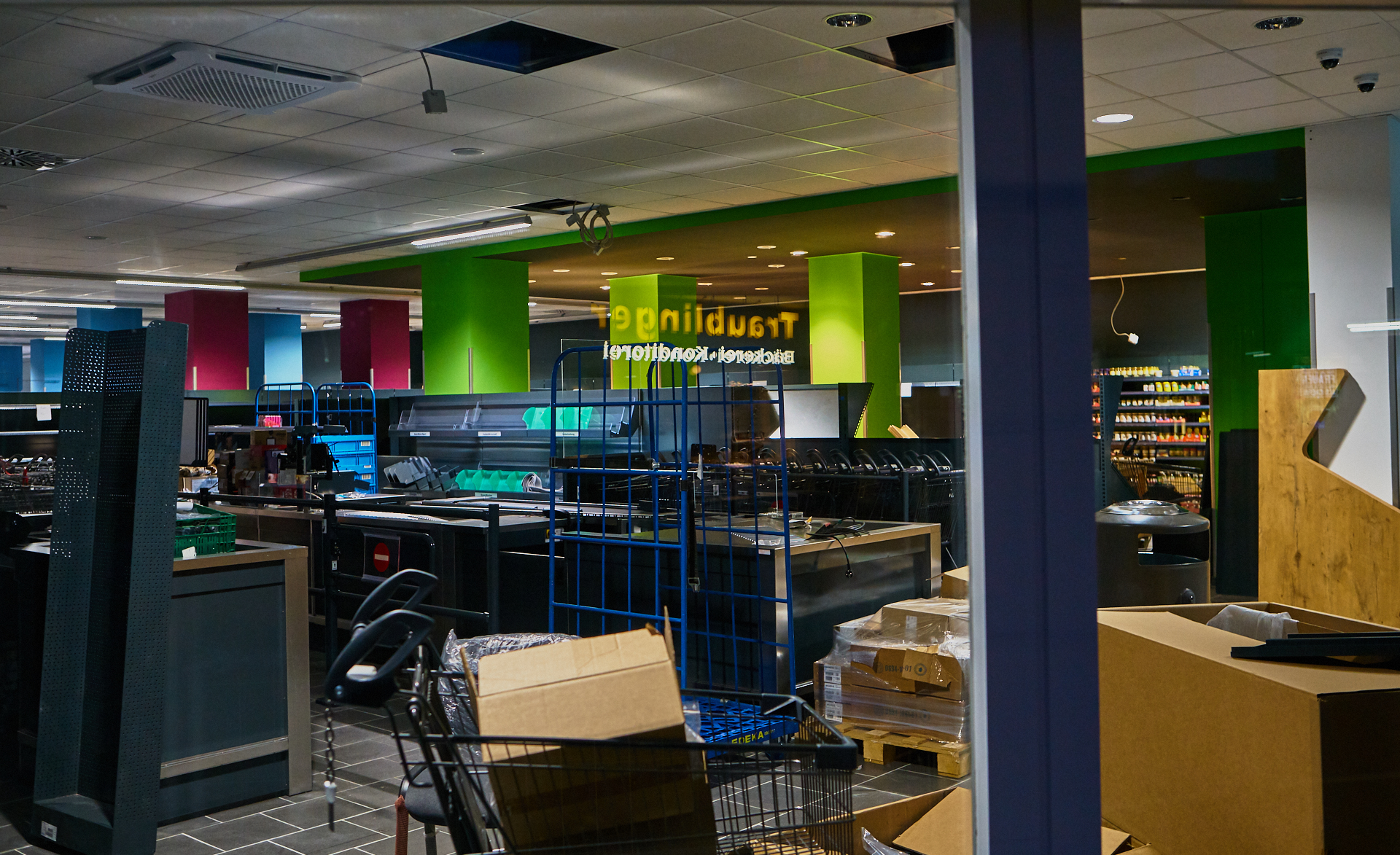 EDEKA-Sanierung im Marx-Zentrum. Ein neuer Laden entsteht. EDEKA-Sanierung im Marx-Zentrum. Ein neuer Laden entsteht.