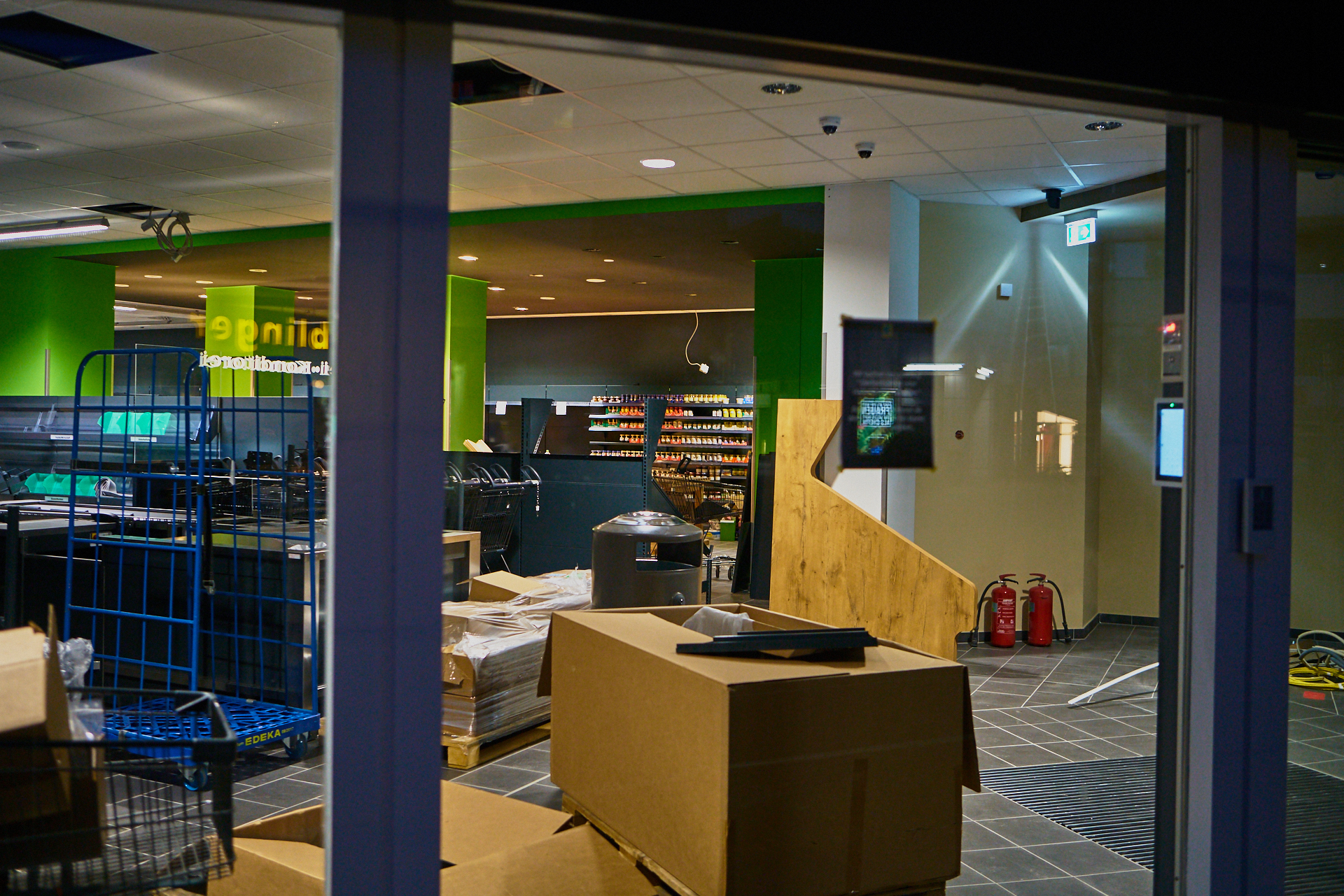 EDEKA-Sanierung im Marx-Zentrum. Ein neuer Laden entsteht. EDEKA-Sanierung im Marx-Zentrum. Ein neuer Laden entsteht.