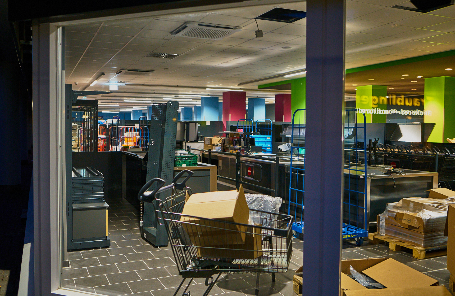 EDEKA-Sanierung im Marx-Zentrum. Ein neuer Laden entsteht. EDEKA-Sanierung im Marx-Zentrum. Ein neuer Laden entsteht.