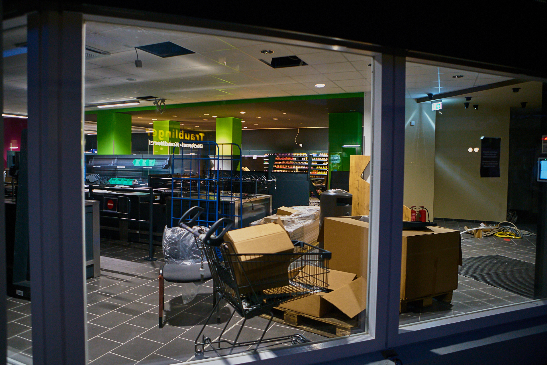 EDEKA-Sanierung im Marx-Zentrum. Ein neuer Laden entsteht. EDEKA-Sanierung im Marx-Zentrum. Ein neuer Laden entsteht.