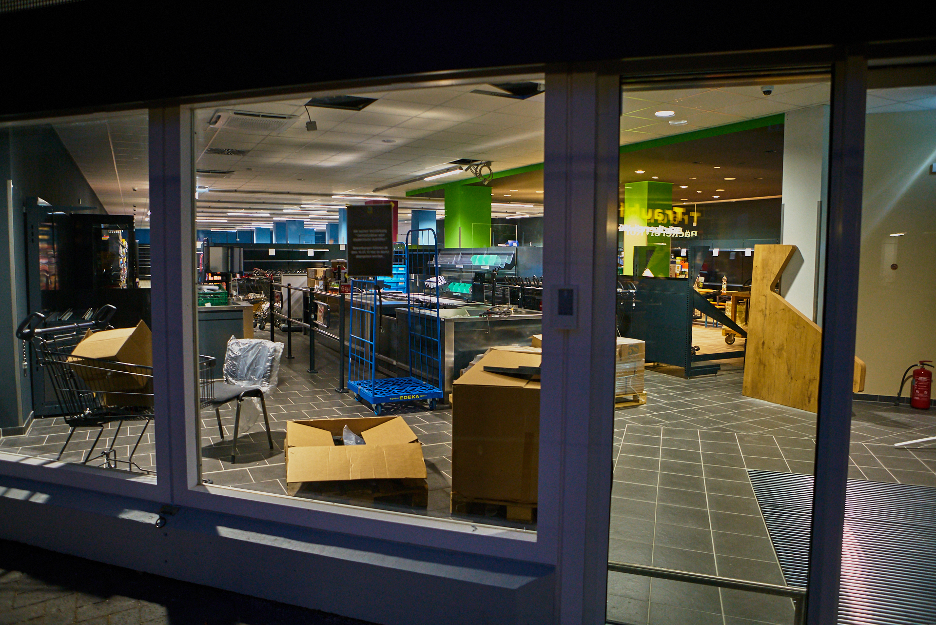 EDEKA-Sanierung im Marx-Zentrum. Ein neuer Laden entsteht. EDEKA-Sanierung im Marx-Zentrum. Ein neuer Laden entsteht.